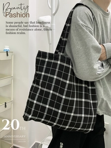 Détail du sac cabas en toile à damier noir et blanc pour un look quotidien décontracté