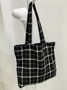 Détail du sac cabas classique en toile à carreaux noir et blanc avec anses en coton épais