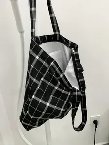 Vue détaillée du sac cabas à carreaux noir et blanc avec doublure et poche zippée intérieure