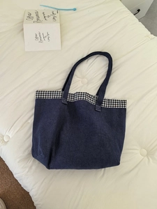 Détails du sac fourre-tout en denim bleu foncé avec une bordure à carreaux vichy chic