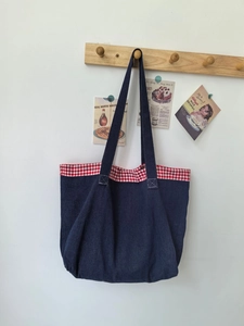 Détail du sac cabas en jean bleu avec bordure vichy rouge et blanc et larges bretelles