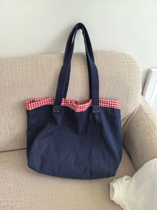 Vue détaillée du grand sac cabas en jean avec doublure à carreaux rouges et blancs