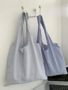 Détails des sacs fourre-tout en toile à rayures bleues et blanches avec longues anses