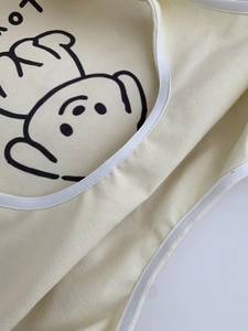 Gros plan du sac en toile crème avec motif de chien mignon et coutures de qualité