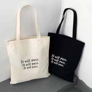 Minimale schwarze und beige Canvas-Einkaufstaschen mit Buchstabendruck und Materialstruktur