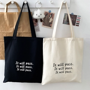 Detailansicht der minimalistischen Canvas-Tasche mit Typografie und dicker Stoffstruktur