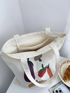 Dettaglio della borsa in tela con stampa vegetale, tasca interna e chiusura a zip