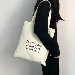 Detailaufnahme der dicken Baumwoll-Leinwand und des schwarzen Handschrift-Drucks am Shopper