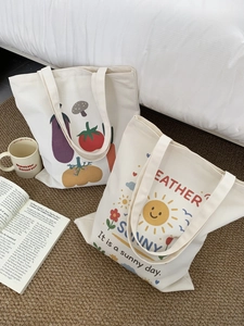 Simpatiche borse tote in tela con illustrazioni di sole e verdure in un ambiente accogliente