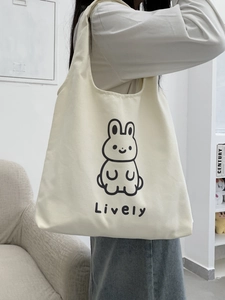 Détail du sac fourre-tout en toile beige avec motif lapin mignon et texte Lively