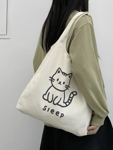 Détail d'un sac cabas en toile beige avec imprimé chat mignon et texte Sleep