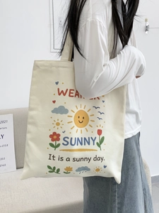 Primo piano dell'illustrazione cartoon del sole sulla borsa tote in tela color crema