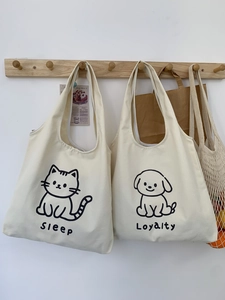 Détail de sacs fourre-tout en toile avec imprimés de chats et chiens sur tissu épais