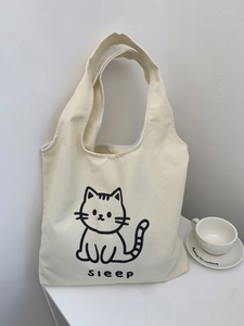 Détail macro du tissu en toile avec imprimé de chat mignon et texte élégant