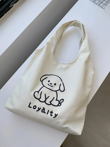 Détail du sac cabas en toile blanc cassé avec motif chien mignon et imprimé Loyalty