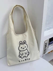 Détail d'un cabas en toile avec un imprimé lapin minimaliste et inscription Lively