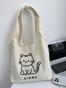 Détail du cabas en toile crème avec un chat noir minimaliste mignon et texte sleep