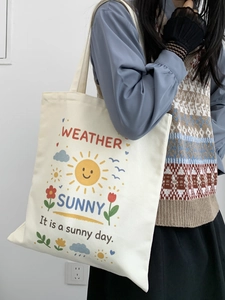 Dettaglio della borsa in tela con illustrazioni colorate di sole e fiori a tema meteo