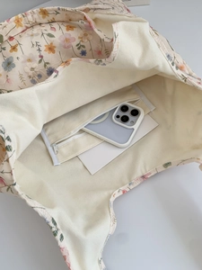 Vue intérieure du sac cabas floral en toile avec poche zippée fonctionnelle et doublure