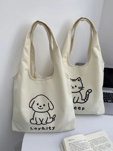 Détail d'un sac fourre-tout en toile crème avec motifs de chiens et chats mignons