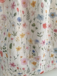 Gros plan détaillé d'une broderie florale sur le tissu d'un sac à bandoulière en toile