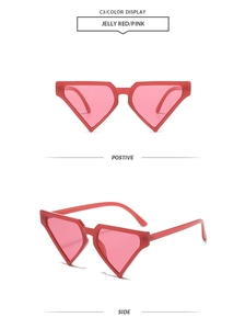 Vue détaillée de face et de profil des lunettes de soleil triangulaires en rose rouge gelée