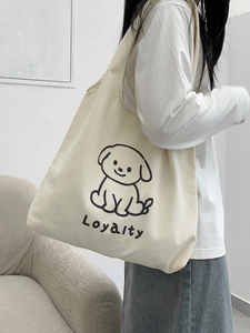 Détail d'un sac fourre-tout en toile crème avec imprimé chiot mignon et texte Loyalty