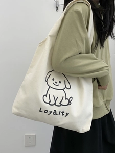 Détail du sac cabas en toile blanc cassé avec imprimé chiot loyalty pour usage quotidien
