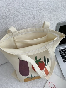 Dettaglio della borsa tote in tela con stampa vegetale, zip e tasca interna