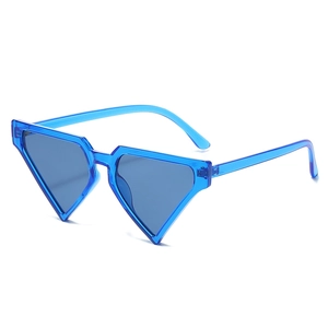 Lunettes de soleil géométriques triangulaires en plastique bleu translucide avec protection UV
