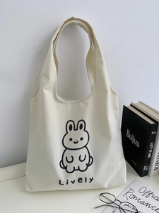 Détail du sac cabas en toile avec motif lapin animé et livres artistiques