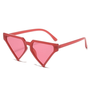 Lunettes de soleil géométriques tendance 2025 avec monture rouge et verres roses