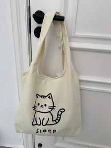 Détail du motif chat noir mignon et texte 'Sleep' sur un sac fourre-tout en toile