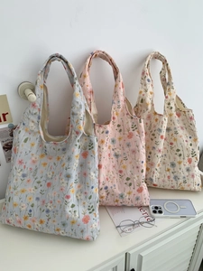 Sacs cabas en toile avec broderie florale en couleurs bleu, rose et beige clair