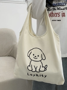 Détail d'un sac cabas en toile avec dessin de chien et texte manuscrit Loyalty brodé