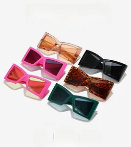 Détails de lunettes de soleil oversize colorées dans divers styles de montures tendance