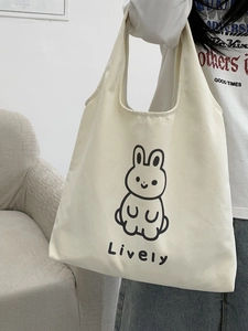 Gros plan d'un sac fourre-tout en toile crème avec motif de lapin et texte Lively