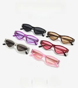 Détail de lunettes de soleil œil-de-chat polygonales en plusieurs coloris avec métal