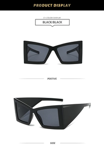 Vue détaillée de lunettes de soleil carrées oversize avec monture noire épaisse et verres gris