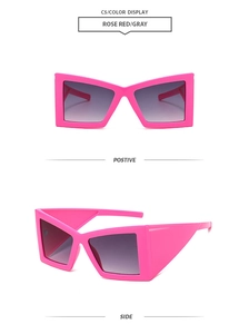 Vue macro des lunettes de soleil carrées rose avec verres dégradés gris et branches larges