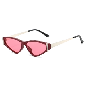 Lunettes de soleil œil de chat vintage avec monture bordeaux et verres roses en vue latérale