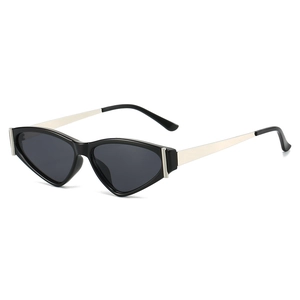 Occhiali da sole vintage occhio di gatto con montatura nera e stanghette in metallo argento