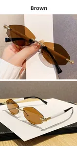 Détail de lunettes de soleil sans monture à verres bruns et pont en métal doré