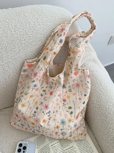 Gros plan d'un sac cabas en toile à fleurs montrant les broderies et le tissu