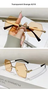 Detailansicht der randlosen Sechseck-Sonnenbrille mit orangefarbenen Gläsern und Goldbügeln