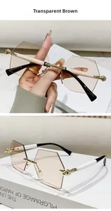 Detail einer randlosen sechseckigen Sonnenbrille mit braunen Gläsern und Goldmetallrahmen