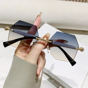 Modische randlose geometrische Sonnenbrille mit blau-braunem Verlauf und Goldmetallbügeln