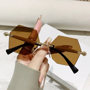 Modische randlose geometrische Sonnenbrille mit teefarbenen Gläsern und goldfarbenen Bügeln