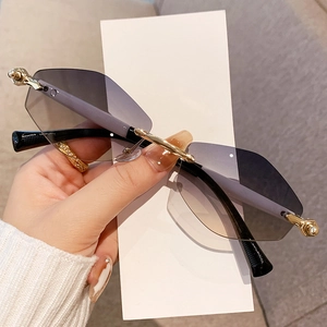 Lunettes de soleil sans monture géométriques avec verres dégradés gris et détails dorés