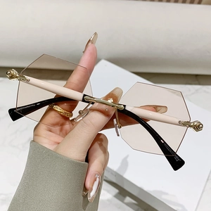 Stilvolle randlose geometrische Sonnenbrille mit teefarbenen Gläsern und Goldakzenten